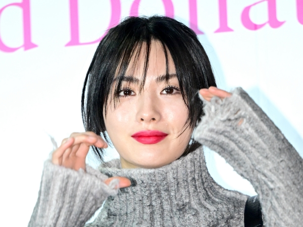 “全身タトゥー後悔”で話題！「世界で最も美しい顔」1位のナナ、食い込みが目を引くスイムウェア姿【PHOTO】