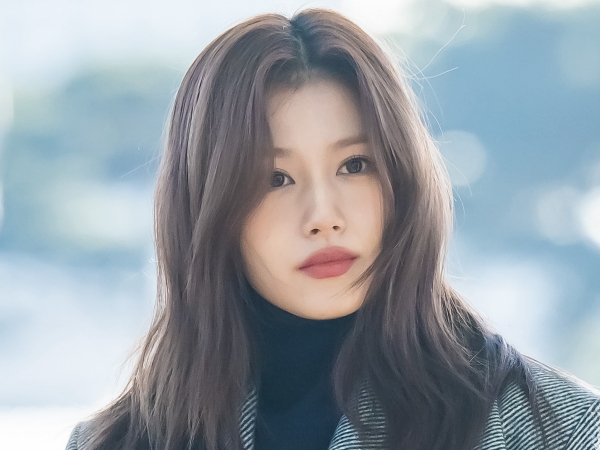 「服着てください！」TWICE・サナ、冬空の下で薄着!? それでも“忘れたくない記憶”とは…？【PHOTO】