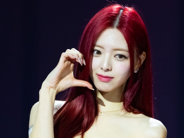 “2003年生まれ”のITZY・ユナ、大人っぽい眼差しとくびれにファンからため息「オーラやば…」【PHOTO】