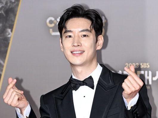 「SBS演技大賞」大賞に輝いたイ・ジェフン、恵まれない患者たちのため1億ウォン寄付