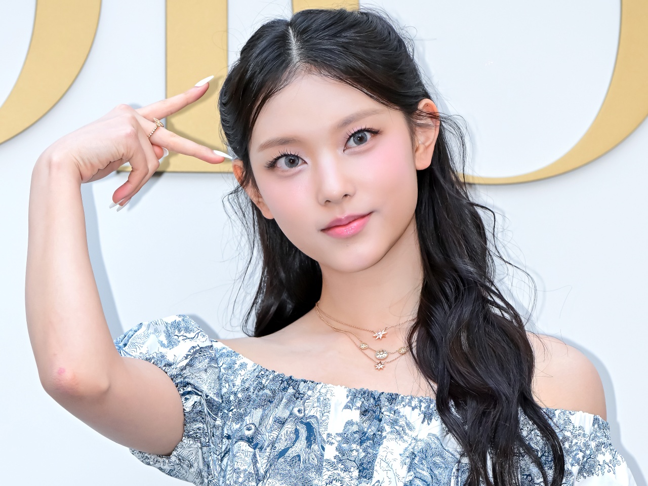 【写真】まさに“平成の女子高生”…NewJeans・ヘリン、ベージュベストを活かしたスクールコーデに絶賛！