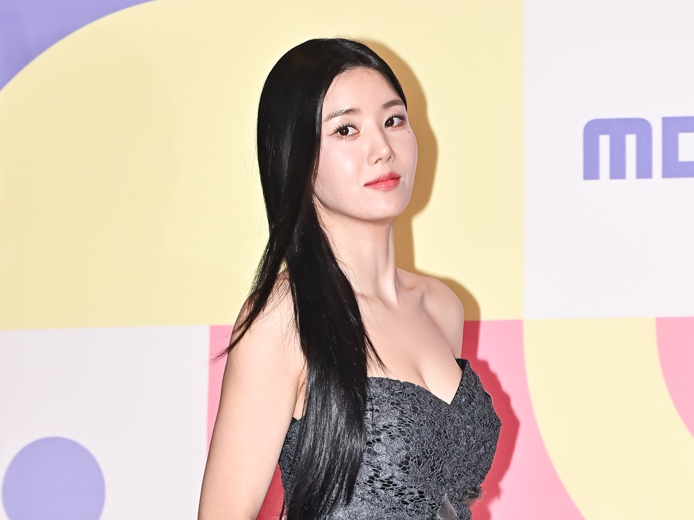 歌手クォン・ウンビ、肩出しドレスから際立つ抜群の美貌！ファンも大絶賛「ここは極楽ですか？」【PHOTO】