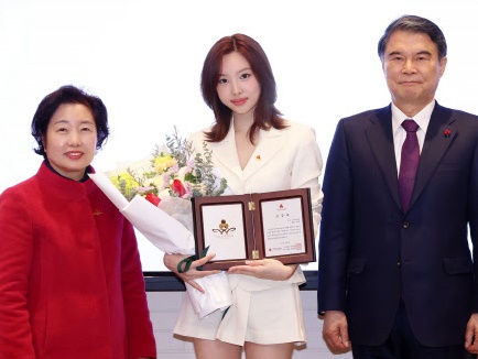 TWICE・ナヨンの愛ある善行…医療脆弱階層に手術費3000万ウォンを寄付、過去には“匿名寄付”も