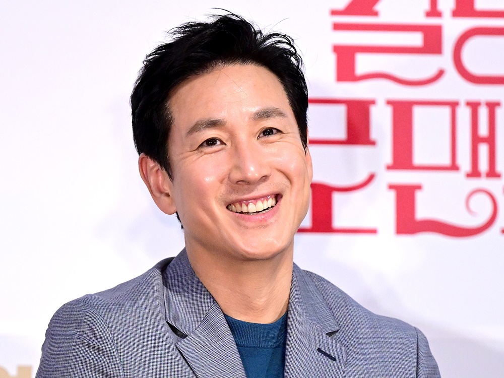 生前に撮影を終えた映画は計2本…総制作費300億ウォンに上るイ・ソンギュンさんの“遺作”はどうなるのか