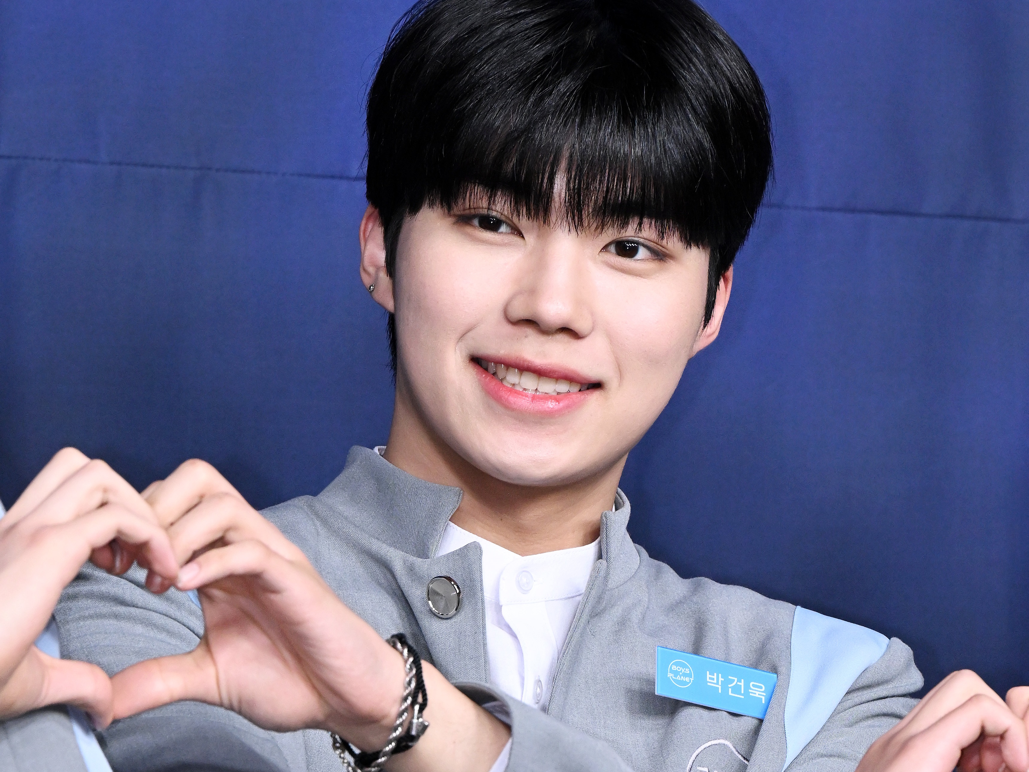 ZEROBASEONEパク・ゴヌク、誕生日を前に“新成人の抱負”を語る。他メンバーも参加の微笑ましい生配信