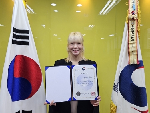 韓国で活動する日本出身タレント、「韓国法務部長官表彰」を受賞…外国人タレントとして初めて