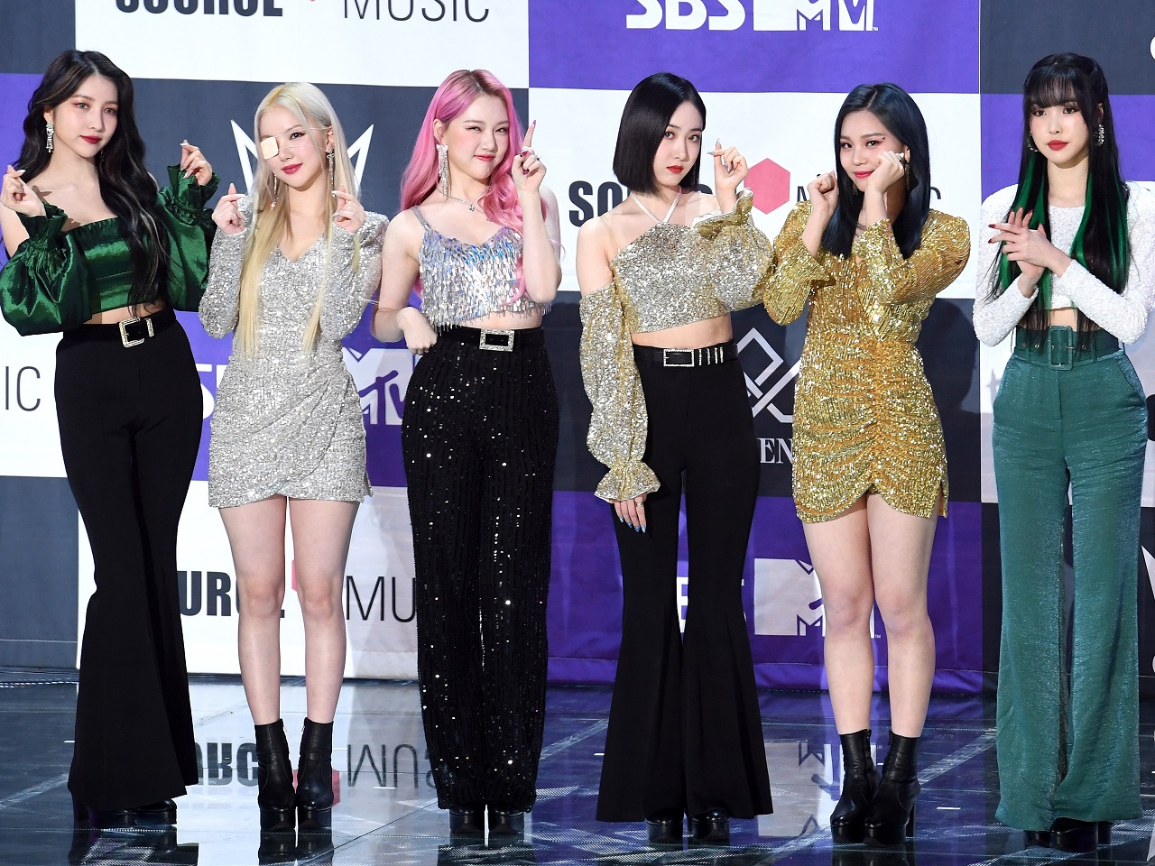 “デビュー10周年で再結成”GFRIEND、圧巻のパフォーマンスが話題！音楽番組で新曲披露