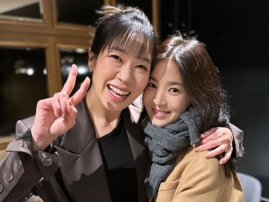 『ザ・グローリー』の友情は継続中！女優ソン・ヘギョ、ほっこりする密着ツーショット公開【PHOTO】