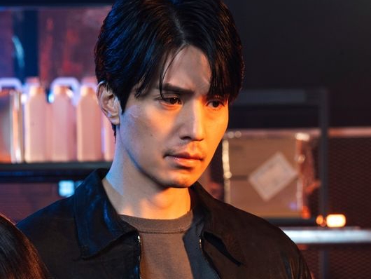 『トッケビ』俳優イ・ドンウク、Disney+新作のポスター撮影で放った“ワイルドな色気”【PHOTO】