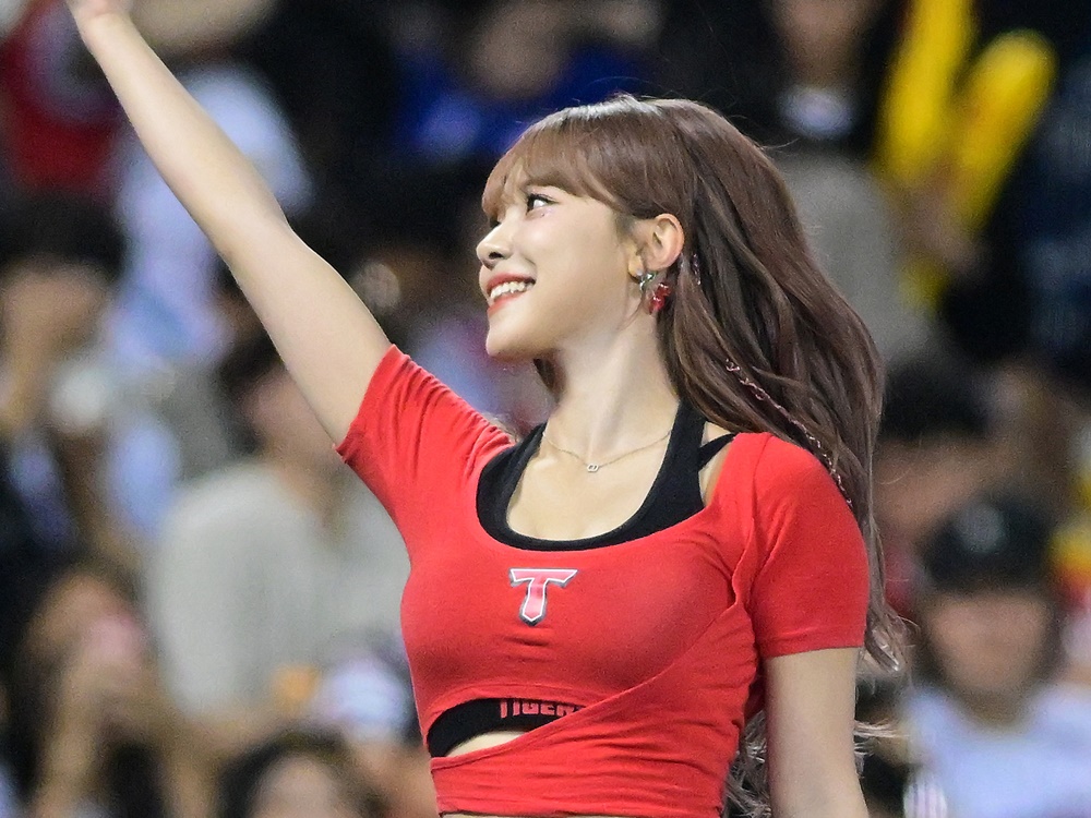 【写真】韓国チアのイ・ダヘ、太もも大胆見せのお座りSHOTに反響爆発「女神さま、美しすぎ」