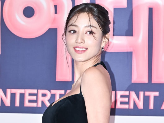 TWICE・ジヒョ、“密着”ドレスで神がかったボディラインあらわ…ファンから称賛の声【PHOTO】