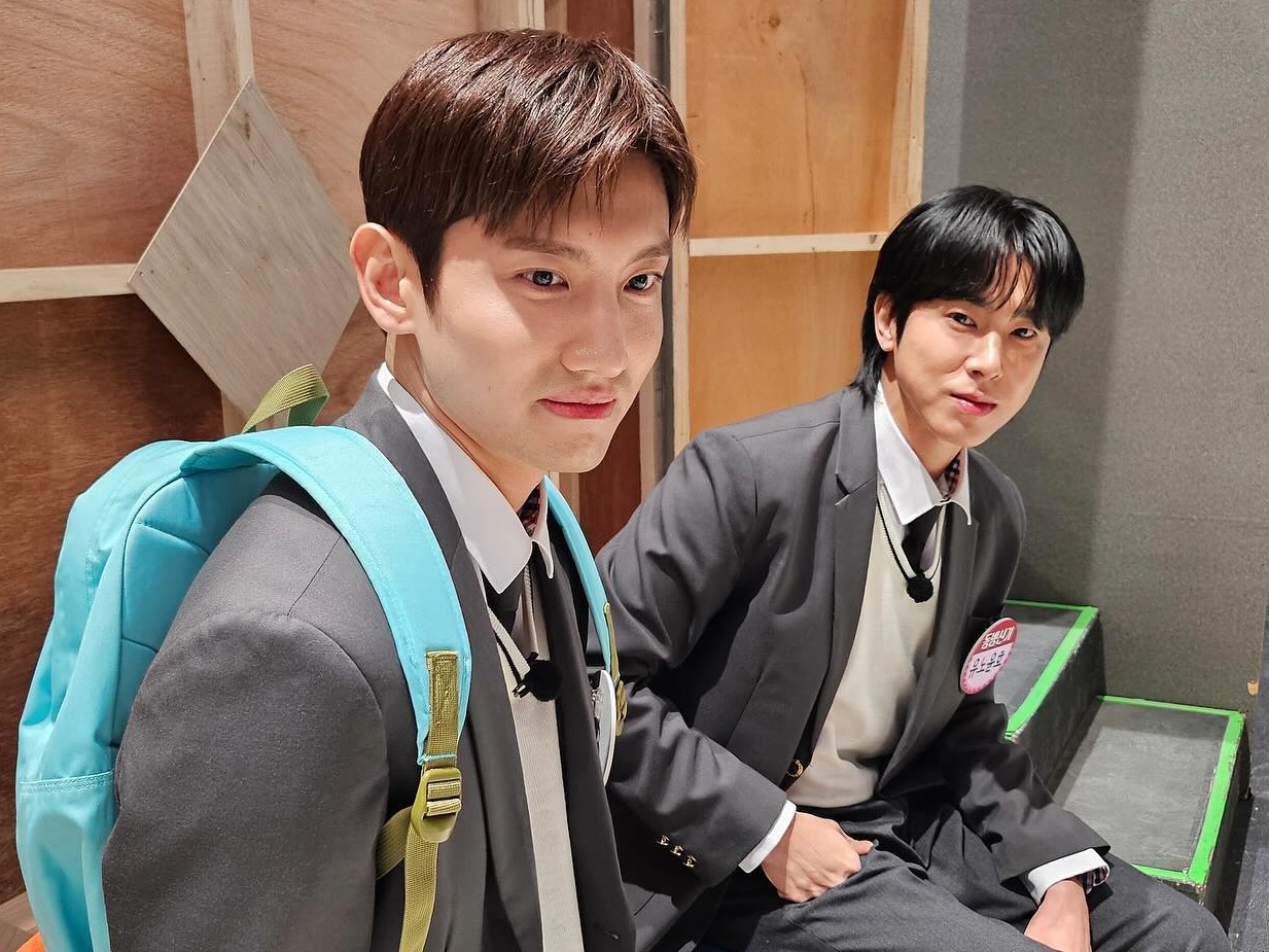 東方神起の「学生服姿」再び！ チャンミン、『知ってるお兄さん』のオフショットを連投【PHOTO】