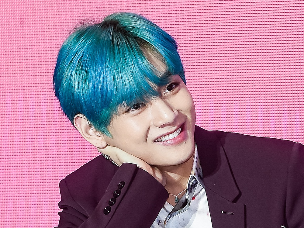 「青髪テテ降臨」BTS・Vの“衝撃変身”にファン騒然！AI級ビジュアルに「異次元の美しさ」の声【PHOTO】