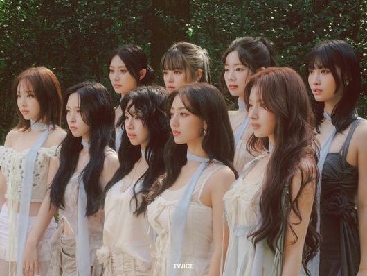一点見つめるTWICE、美しすぎる横顔…神秘的な先行公開シングル追加コンセプトフォトに注目！