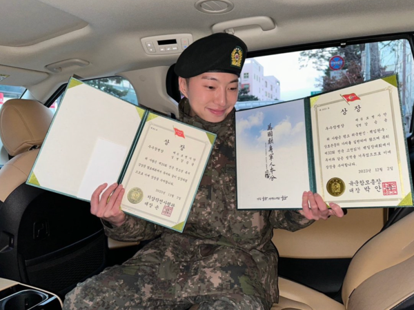 WINNERカン・スンユン、“模範的すぎる”軍生活が話題！両手に表彰状を持って“ニコッ”【PHOTO】