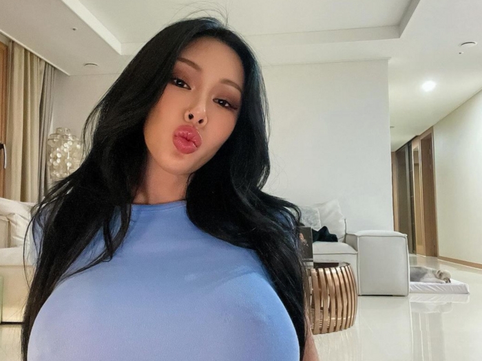 【写真】えっ、胸部の先端が見える…？豊胸も公表のジェシー、キケンすぎる自撮り写真を公開！