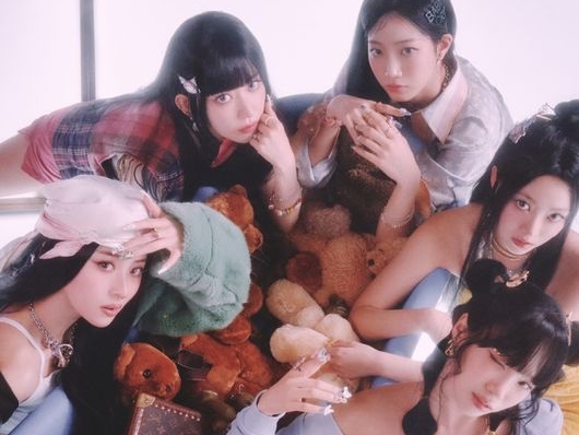 “パンツレス”が物議のLE SSERAFIM、『EASY』の新コンセプトはド派手なヒップホップ系