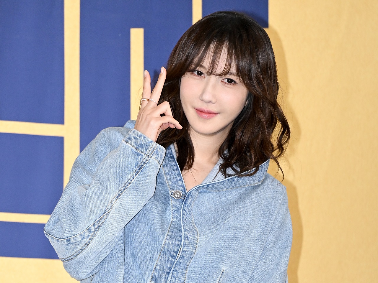 「息止まった…」『ペントハウス』女優イ・ジア、ショートパンツから伸びる長すぎ“美脚”に絶賛の声【PHOTO】