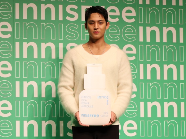 SEVENTEEN・MINGYUが表参道に降臨！“お揃い”のスキンケア用品が揃うのは「INNISFREE」だけ！