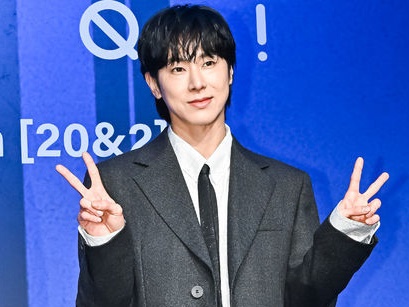 東方神起・ユンホ、“超脚長”私服ショットに反響！ 「デビューからずっと神体型」【PHOTO】