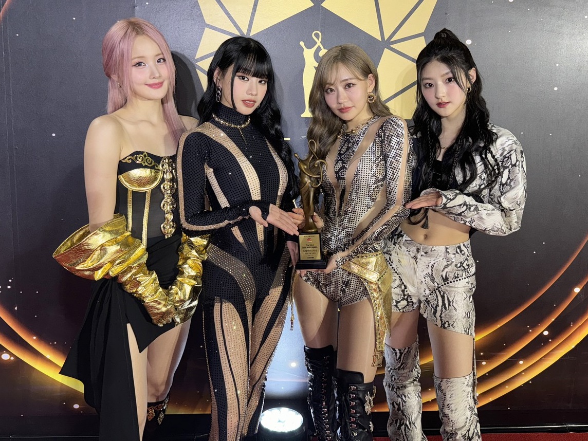 「常識外れの過激衣装」で話題のK-POPアイドル！ KISS OF LIFEが日本上陸、ファンミは全席完売