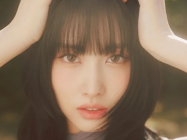 TWICE・モモ、ギャップ満点な“優等生ルック”に注目！清楚なビジュに「何でも着こなす天才」【PHOTO】