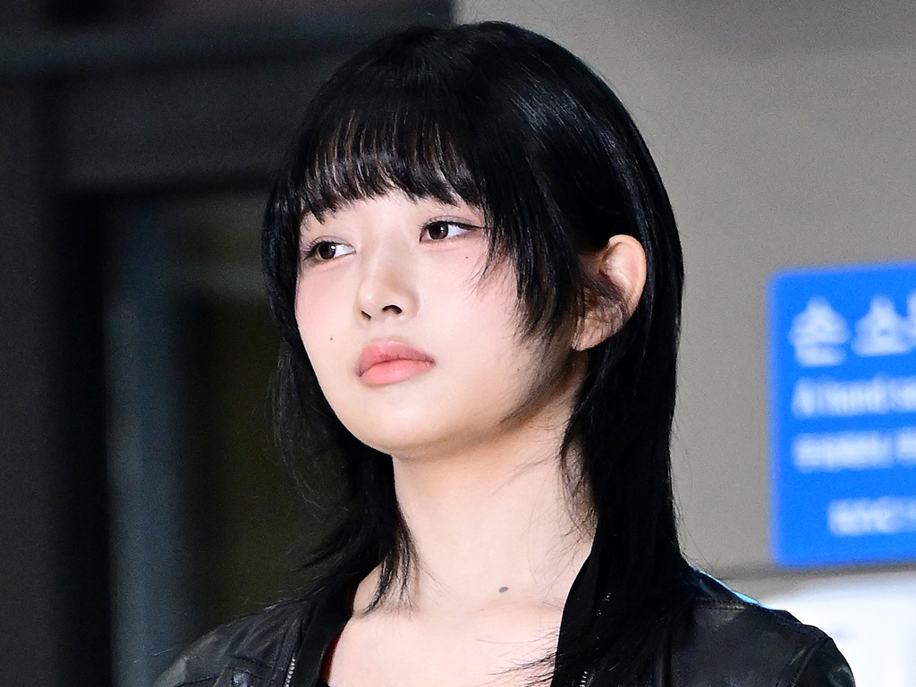 キャミソール姿の寝そべりSHOTに大反響！IVE・レイの“ベッド自撮り”に「めちゃくちゃ綺麗」の声【PHOTO】