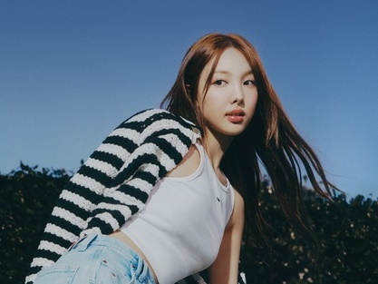 TWICE・ナヨン、体のラインあらわな“ジーンズルック”でファン虜に…溢れ出る成熟美貌にウットリ【PHOTO】