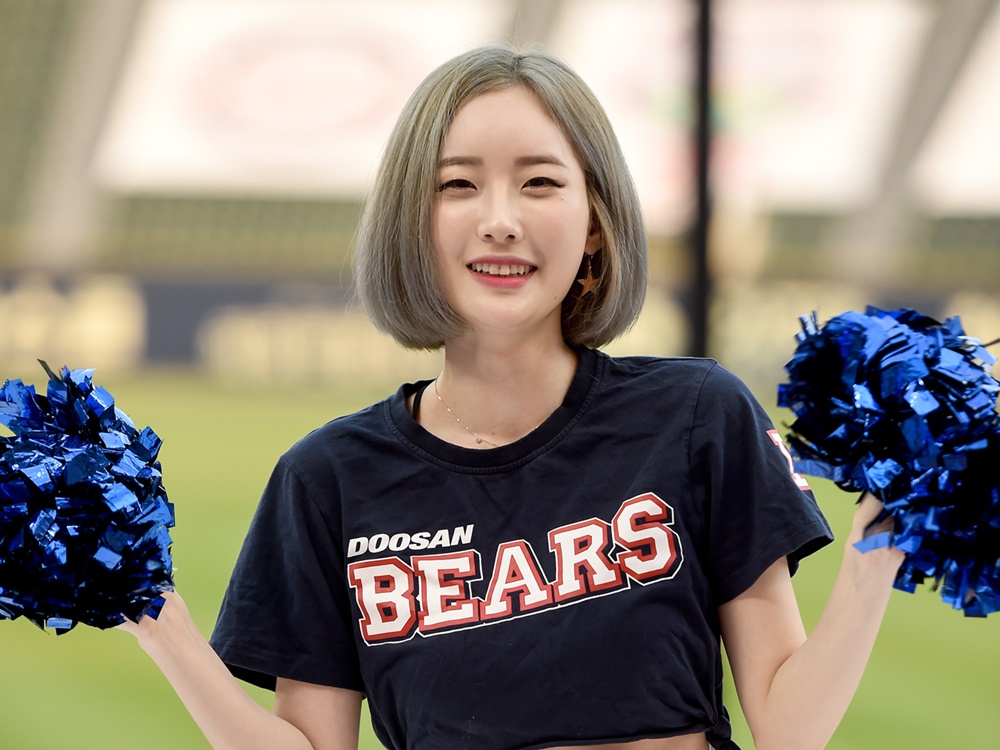 【写真】韓国チアのソ・ヒョンスク、“美脚スラリ”の制服ルック「確信の美貌」「お似合いです！」