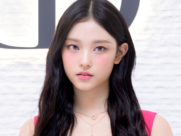 NewJeans・ヘリン、ひげや鼻も書いて完全に“猫”に変身！「私を一言で表現するなら…」【PHOTO】