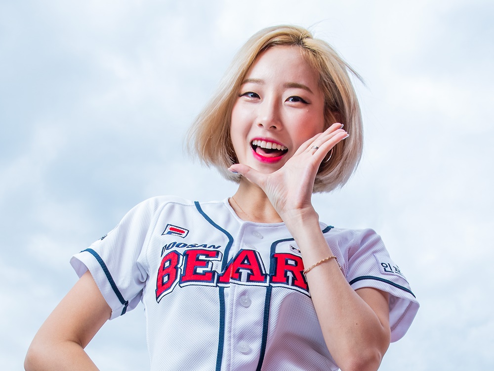 韓国プロ野球の金髪チアガール、“萌え袖裏ピース”の自撮り写真でファン悩殺「世界で一番綺麗」