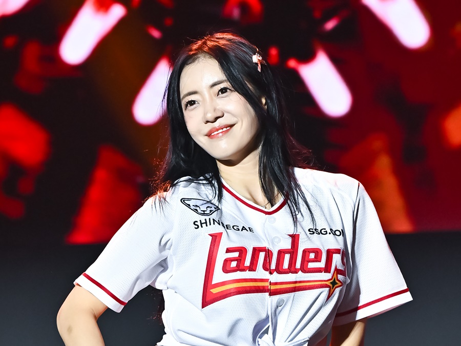 韓国プロ野球の人気チアガール、美脚際立つ新シーズンのプロフィール写真でファン魅了「美しい…」【PHOTO】