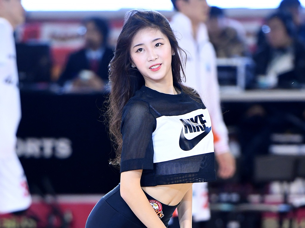 【写真】韓国で人気の26歳チア、タイトミニスカの“OLショット”にファン悶絶！「仕事できません」と絶賛