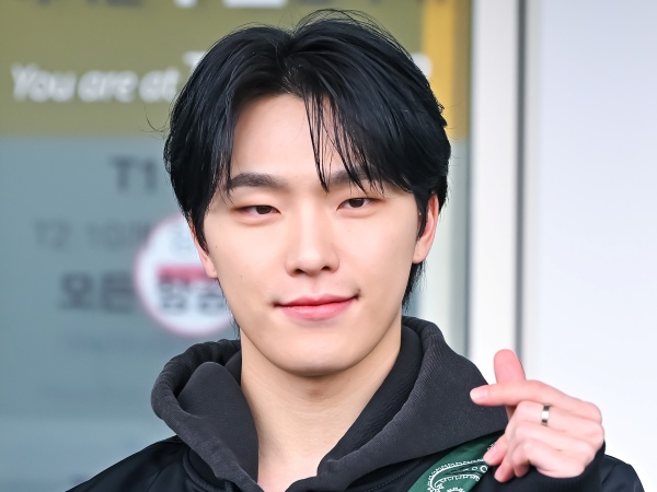 SEVENTEEN・ディノ、“末っ子感0”のハンサムビジュ！朝から爽やかな笑顔でファンを虜に【PHOTO】
