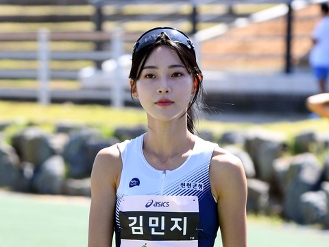 “韓国陸上界のaespa・カリナ”、背中ざっくりトップス＆レギンスの抜群スタイルでファンの視線強奪！【PHOTO】