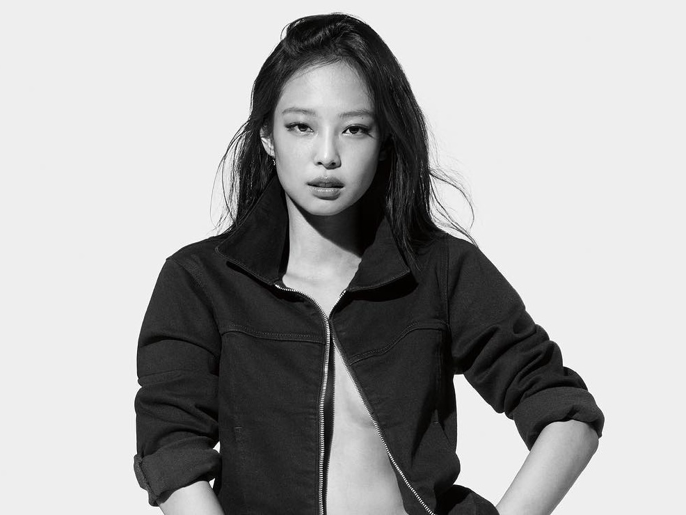 BLACKPINK・ジェニー、ミニドレスからあらわになった“真っ白デコルテ”「すべてがドタイプ」【PHOTO】