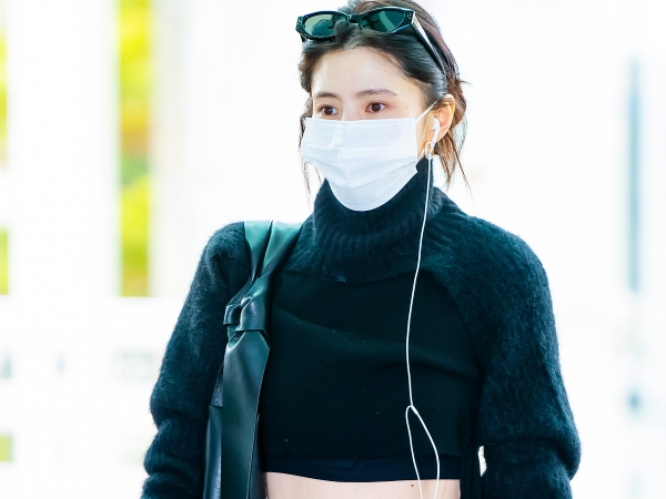 女優ハン・ソヒ、顔小さすぎる…マスク姿の“ヘソ出し私服姿”からタトゥーもチラリ【空港ファッション】
