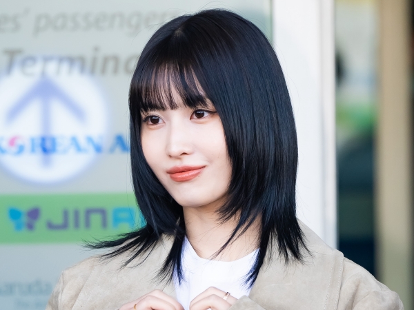 TWICE・モモ、ロングコートをサラリと着こなして“オトナ魅力”全開！いざパリコレへ【空港ファッション】