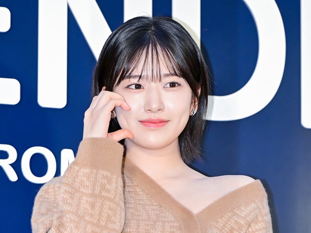 思わず見惚れるプロポーション…IVE・ユジン、ファッションモデルとしても完璧すぎる極上ビジュ【PHOTO】