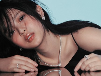 19歳に見えない大人びた表情…NewJeans・ハニ、“ジュエリーSHOT”で魅せる成熟美貌【PHOTO】