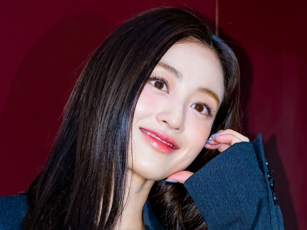 TWICE・ジヒョ、超ミニスカで“太もも美脚”を大胆露出！ブランドイベントに登場【独自写真5枚】