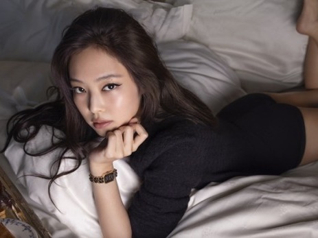 ベッドに寝そべり魅惑の目つき…BLACKPINK・ジェニーが高級時計のミューズ就任、漂うセレブ感【PHOTO】