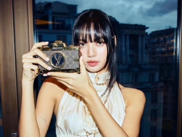 【写真】結婚の匂わせ？BLACKPINK・リサ、“全身ルイ・ヴィトン”の最新ショットに注目