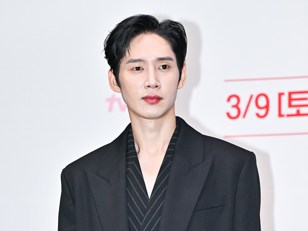 「今のすごく怖かった」『涙の女王』俳優パク・ソンフン、MCたちをも震え上がらせる目つき