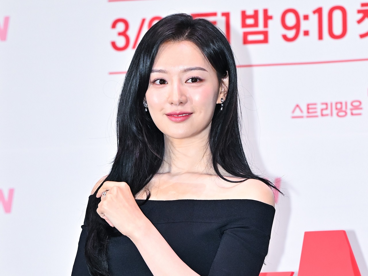 大人気ゆえに…『涙の女王』女優キム・ジウォン、空港での事故を防ぐための“お願い”「自制してほしい」