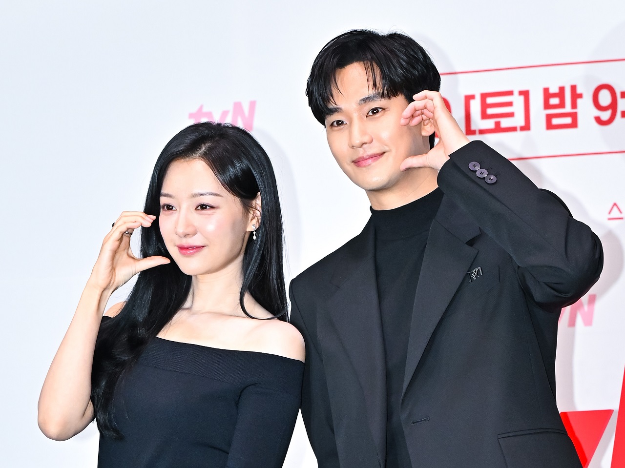 「椅子を3脚も…」ドラマ『涙の女王』キム・スヒョン＆キム・ジウォン、撮影現場での美談が心温まると話題