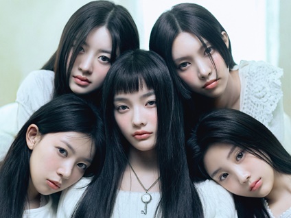 “HYBEの末娘”ILLITの写真第2弾が公開。純粋・夢幻的な魅力の「スーパーリアルな10代の感性」に期待高騰！
