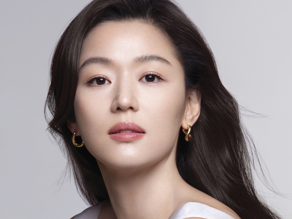 お腹の「縦線」くっきり…『星から来たあなた』女優（43）、“2児の母”らしからぬウェア姿に釘付け【PHOTO】