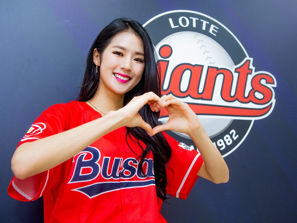 韓国プロ野球界に衝撃！“ロッテの象徴”人気No.1チアが元巨人イ・スンヨプ率いる球団へ「電撃加入」