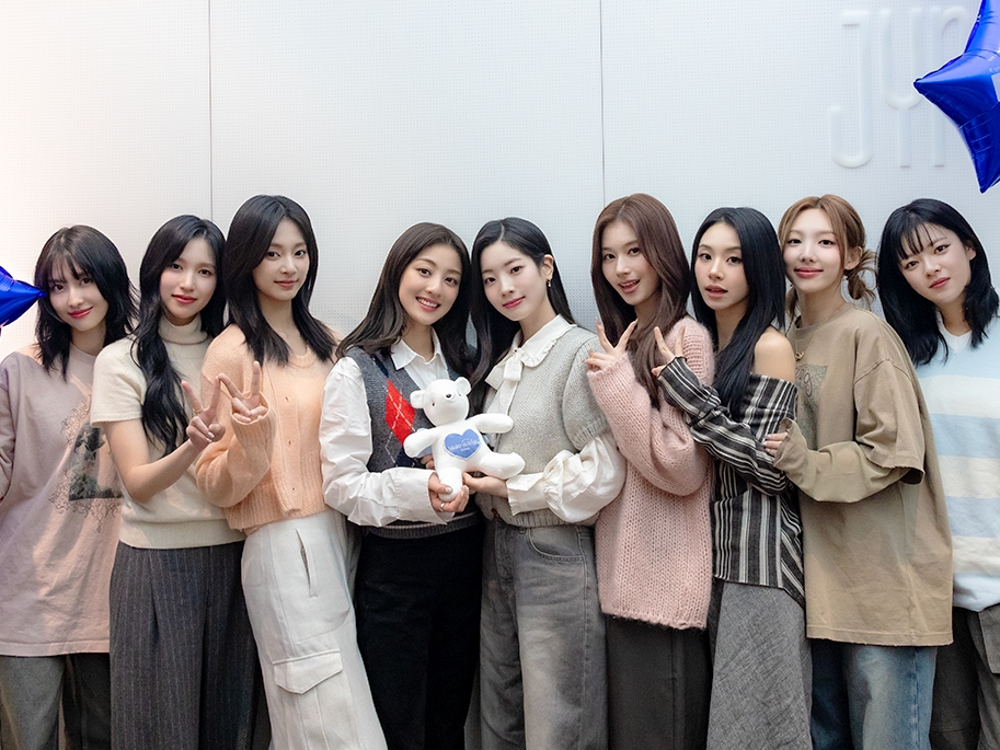 TWICE、難病を抱える若者たちに勇気与えるプロジェクトに参加「むしろ私たちが力をもらった」